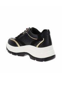 Sneaker neri con materiali in pelle e camoscio, suola spessa bianca, dettagli testurizzati e rifiniture dorate. Presenta un logo sul lato.