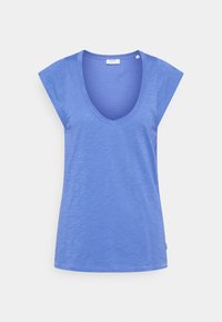 Niebieska koszulka z krótkim rękawem, z głębokim dekoltem w serek, wykonana z miękkiego, lekkiego materiału. Posiada proste przeszycia wzdłuż krawędzi.
