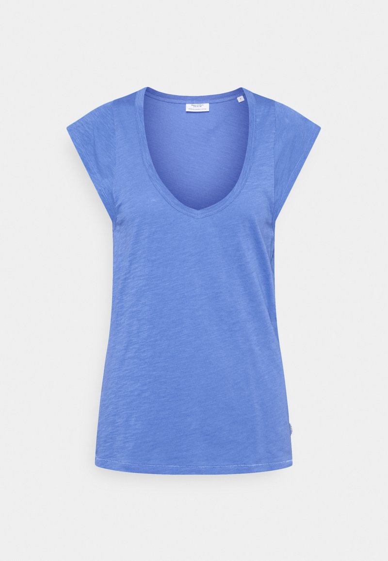 Niebieska koszulka z krótkim rękawem, z głębokim dekoltem w serek, wykonana z miękkiego, lekkiego materiału. Posiada proste przeszycia wzdłuż krawędzi.