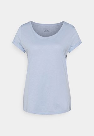 Lyseblå kortærmet bomulds-T-shirt med rund hals og små foldede ærmekanter, vist forfra på en hvid baggrund.