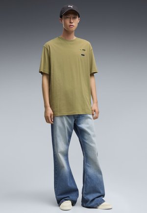 Puma, GRAPHICS RELAXED STACKED T-SHIRT - T-shirts print - chai latte