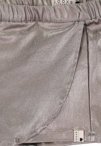 Glinsterende metallic grijze stof met een gebogen rand van de zak en een elastische tailleband, met een klein ingevoegd label met de merknaam "LOOXS."