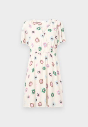 Kjole med kort erme i kremfarget stoff, med blomstermønster i rosa, blått, brunt og grønt. Innviklet design med samlet midjedetalj.