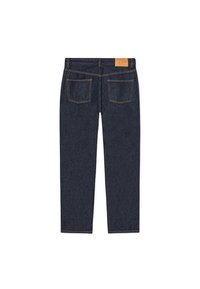 Σκούρο μπλε τζιν με ίσια γραμμή, που διαθέτει δύο πίσω τσέπες, έντονες ραφές σε αντίθεση και ετικέτα από δέρμα καφέ στο ζωνάρι.