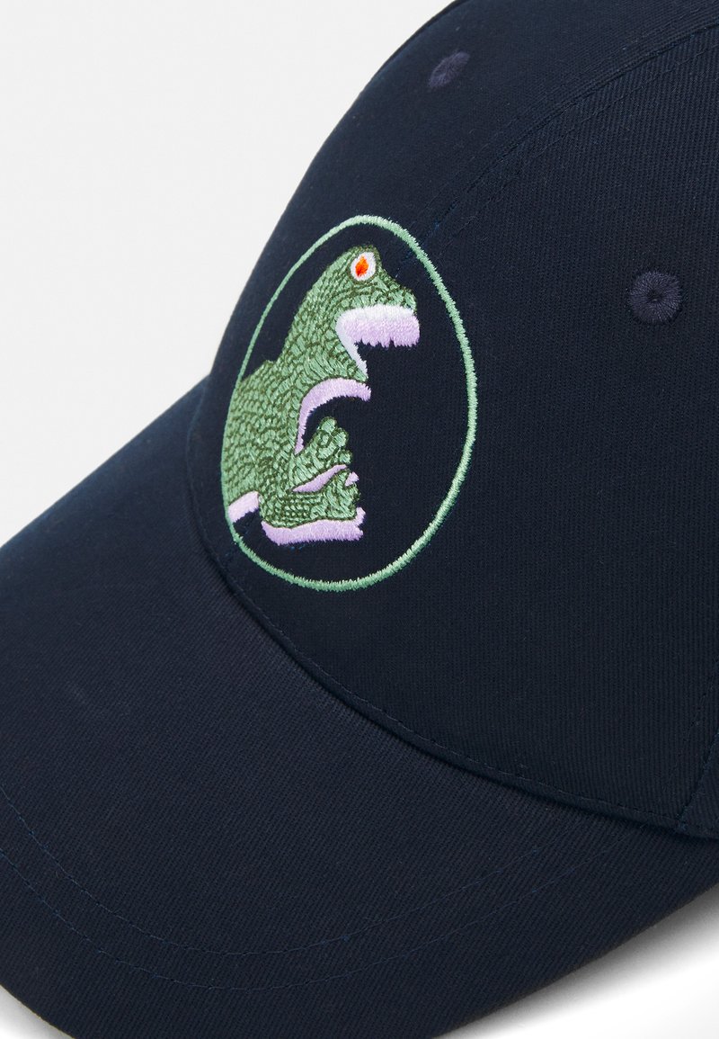 Herren Mützen, Hüte & Caps | PS Paul Smith BASEBALL DINO UNISEX Cap dark blue/dunkelblau - KA77803 Herren Mützen, Hüte & Caps | PS Paul Smith BASEBALL DINO UNISEX Cap dark blue/dunkelblau - KA77803