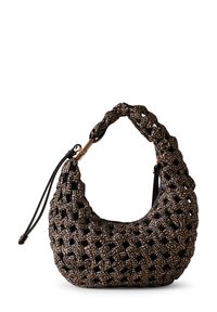Gewebte Schultertasche in Schwarz und Beige, runde Form, mit einem geflochtenen Griff und subtiler Tierdrucktextur sowie goldenen Hardware-Details.