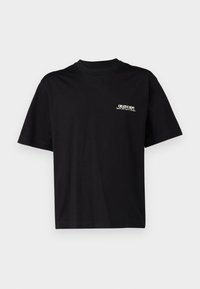 Sort bomulds T-shirt med korte ærmer, rund hals og print i hvid og guld tekst på venstre bryst, med en afslappet pasform.
