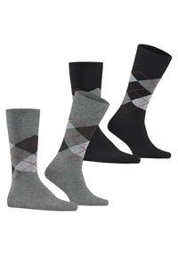 Quatre paires de chaussettes : deux chaussettes noires unies ; deux chaussettes grises avec un motif argyle en gris et noir, souligné par des lignes rouges.