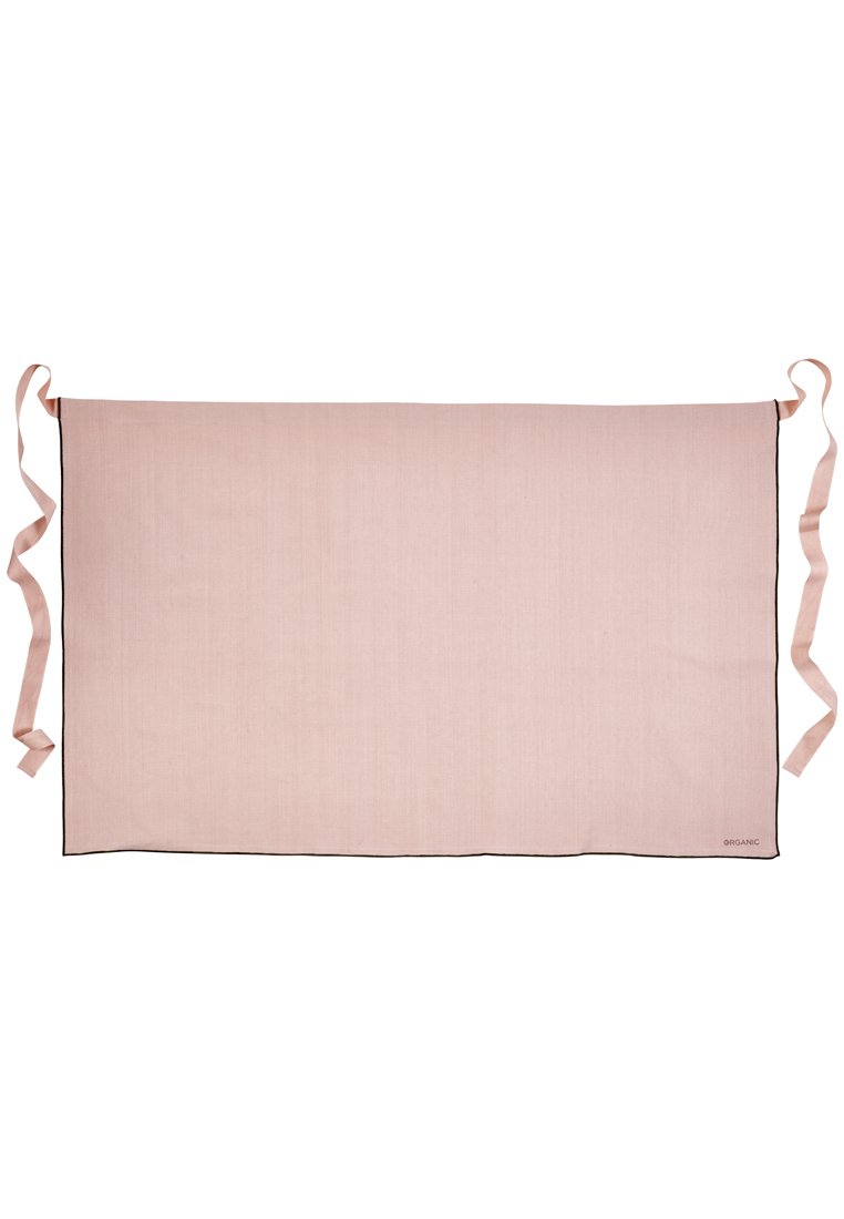 Tablier en coton biologique de couleur rose doux, avec un tissu texturé, des bordures noires et des liens ajustables sur les côtés pour un maintien sécurisé.