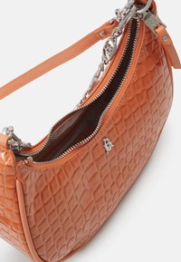 Sac à main orange à texture crocodile avec fermeture éclair argentée, détail chaîne et bandoulière simple, partiellement ouvert montrant la doublure intérieure.