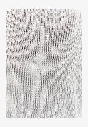 Hellgrauer gestrickter Pullover mit einem strukturierten, gerippten Muster. Der Stoff hat ein weiches, atmungsaktives Gewebe mit lockeren Stichen.