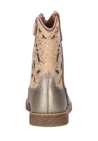 Tan enkellaars met een goud gevlekt ontwerp, geperforeerde textuur en een metallic bronzen hak. Duurzame zool met een geprofileerde afwerking.