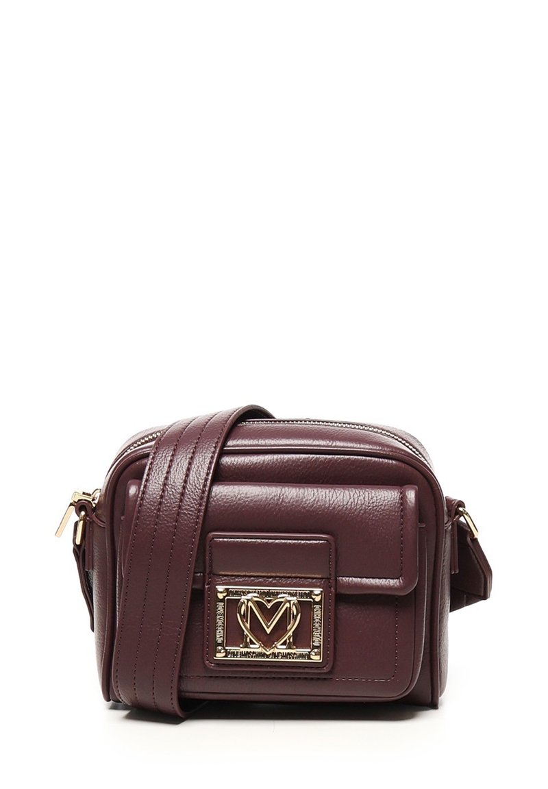 Piccola borsa a tracolla in pelle marrone scuro con tracolla larga e placca logata in metallo dorato sulla tasca anteriore.