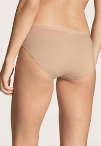 Beige katoenen boxershort met een gladde textuur, een medium-riser ontwerp en minimalistische stijl. Voorzien van een naadloze tailleband en een klassieke snit.