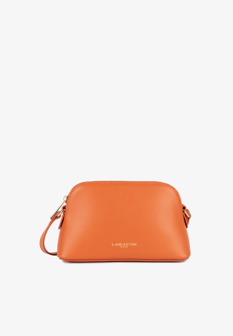 Sac bandoulière en cuir orange avec texture granuleuse, matériel doré, fermeture éclair et bandoulière ajustable. Présente le logo de la marque sur le devant.