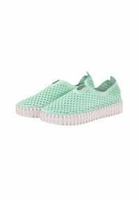 Lichtgroene instap schoenen met een geperforeerd patroon, flexibel materiaal en een witte rubberen zool met ribbelstructuur.