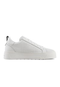 Hvite sneakers med et teksturert krokodillemønster, glatte detaljer, snøring og en tykk hvit såle med geometrisk form.
