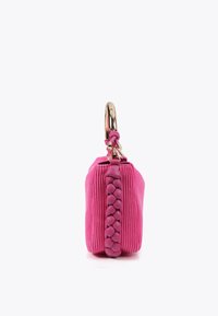 Pequeño bolso de mano rosa de pana con correa trenzada de cuero y asa dorada mostrado de lado sobre un fondo blanco.
