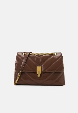 Brun quiltet lædertaske med guldkæde-rem og rektangulær guldlås på den forreste klap.