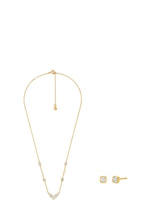 Ensemble de bijoux dorés comprenant un collier délicat en chaîne avec des gemmes transparentes dispersées et des boucles d'oreilles carrées assorties avec des pierres similaires.