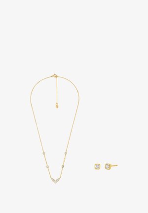 Smykkesæt i guldfarvet tone, der inkluderer en delikat kædenecklace med spredte klare ædelsten og matchende firkantede stud-øreringe med lignende sten.