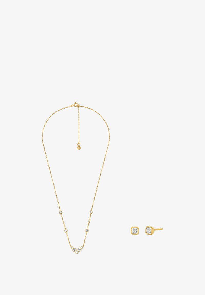 Set di gioielli in tono oro composto da una delicata collana a catena con gemme trasparenti sparse e orecchini a bottone quadrati abbinati con pietre simili.