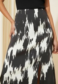 Friends Like These SPLIT FRONT MIDI-REGULAR FIT - A-linjainen hame - black white