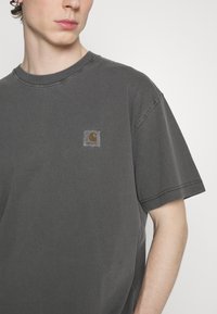 Carhartt WIP NELSON  - Pamata T-krekls - black garment dyed