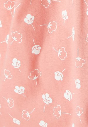 Tissu rose avec un motif répétitif de plante de coton blanche présentant des capsules de coton simples et stylisées ainsi que des tiges.