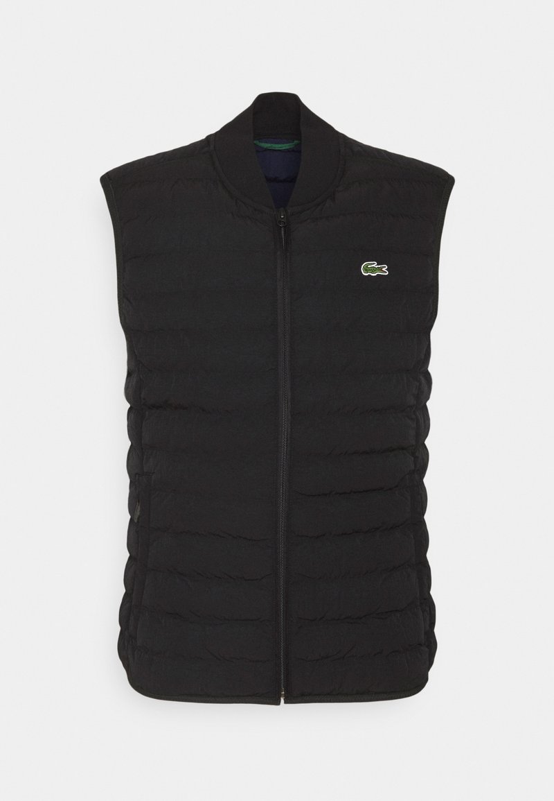 Schwarze Steppweste mit Reißverschluss, ausgestattet mit einem gerippten Kragen, horizontaler Stepptextur und einem kleinen grünen gestickten Logo auf der Brust.