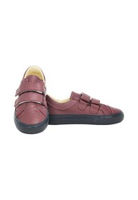 Burgunderfarbene Lederschuhe mit zwei Klettverschlussriemen, schwarzer Gummisohle, runder Zehenform und kontrastierenden Nähdetails.