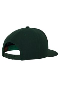 Mørkegrønt cap med flad skygge og justerbar snapback-lukning; har tekstureret stof og en enkelt knap på toppen, minimalistisk design.