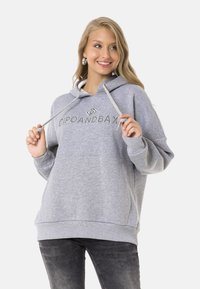 Grauer Kapuzenpullover mit Kordelzug und besticktem Logo. Hat eine lockere Passform und lange Ärmel, aus weichem, strukturiertem Stoff gefertigt.
