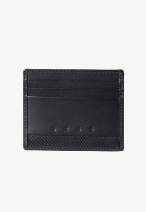 Sort læder-kortholder med fire lommer og en netdetalje nederst. Glat tekstur med præget tekst.
