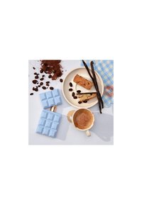 Lys blå matbeholder formet som sjokoladeplater, en beige tallerken med en brun snacks, spredte kaffebønner, og en kaffekopp.