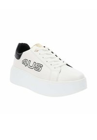 Białe sneakersy na platformie z czarnym akcentem na pięcie, białymi sznurówkami, złotą naszywką oraz logo "4US" z boku w czarnym obrysie.