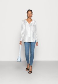 VILA VILUCY - Blusa - snow white/total eclipse