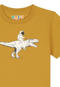 Geel katoenen T-shirt met een zwart-wit illustratie van een astronaut die op een T-rex rijdt, met gedetailleerde texturen op beide personages.