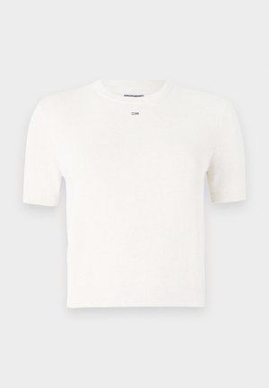 Suéter de punto blanco de manga corta con cuello redondo, textura acanalada y un pequeño logo en el pecho. Tejido suave con un ajuste clásico.