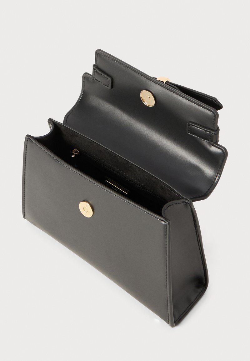Schwarze Lederbörse mit goldfarbenen Beschlägen, ausgestattet mit einem Klappverschluss und einem offenen Innenraum, der ein Reißverschlussfach und ein glattes Futter zeigt.