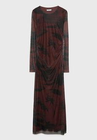 Robe longue transparente à manches longues avec imprimé abstrait rouge foncé et noir et détail froncé à la taille.