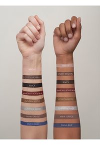 Deux bras avec des échantillons de différentes teintes : rose doux, bruns, noir, rouge, doré, argenté et bleu. Des étiquettes indiquent les noms des couleurs au-dessus des échantillons.