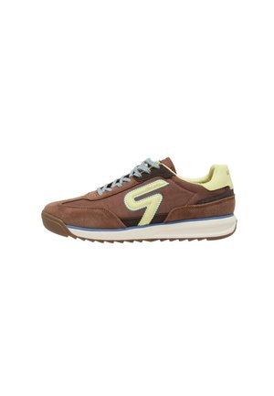 Scarpa da ginnastica marrone e beige con lacci blu, suola bianca spessa e una "S" gialla stilizzata sul lato.