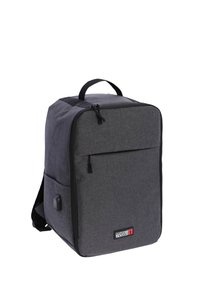 Mochila rectangular gris hecha de tela con una superficie texturizada. Cuenta con un asa en la parte superior, un bolsillo frontal con cremallera y un parche con el logo.