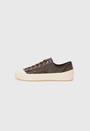 Brązowy niski sneaker z ciemnymi sznurowadłami, złotymi oczkami, wzorem z nadrukiem monogramu oraz grubą, kremowo-białą gumową podeszwą i noskiem.