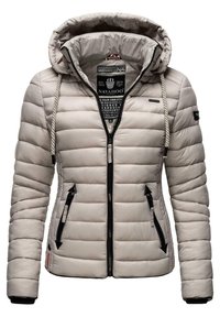 Veste matelassée grise clair avec capuche, détails de fermeture éclair et poches noires, cordons de capuche réglables et étiquette de marque à l'intérieur du col et de la manche.