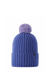 Berretto di lana lavorato a maglia di colore viola con una texture a coste e un soffice pompon in cima. Presenta un piccolo etichetta nera con un logo bianco "R".
