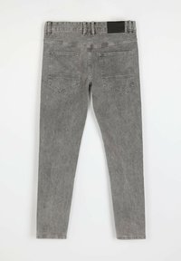 Szare dżinsy skinny cechują się klasycznym pięcio-kieszeniowym wzorem, subtelnym wyblaknięciem oraz czarną metką w pasie. Gładka tekstura z przeszytymi akcentami.