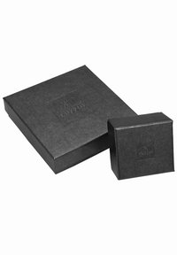 Svarta presentaskar i olika storlekar med matt yta och präglad varumärkning, med subtila geometriska mönster på den större asken.