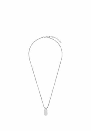 Collana a catena d'argento con un piccolo ciondolo rettangolare a forma di piastrina militare e chiusura regolabile su sfondo bianco.